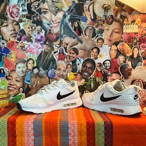 Nike Air Max Tavas size 9.5 VG condition